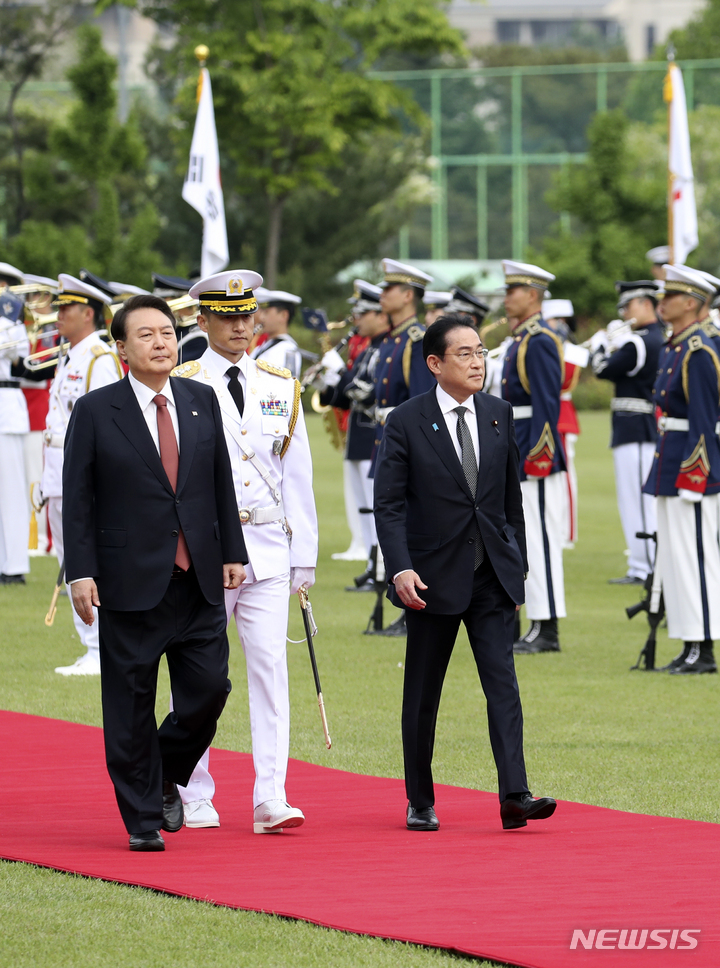 [서울=뉴시스] 전신 기자 = 윤석열 대통령과 기시다 후미오 일본 총리가 7일 서울 용산 대통령실 청사에서 열린 공식환영식에서 의장대를 사열하고 있다. 2023.05.07. photo1006@newsis.com