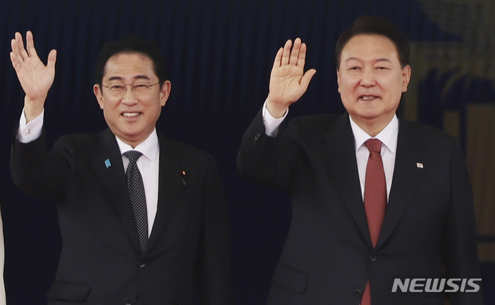 [서울=뉴시스] 전신 기자 = 윤석열 대통령과 기시다 후미오 일본 총리가 7일 서울 용산 대통령실 청사에서 열린 공식환영식에서 손을 들어 인사하고 있다. 2023.05.07. photo1006@newsis.com