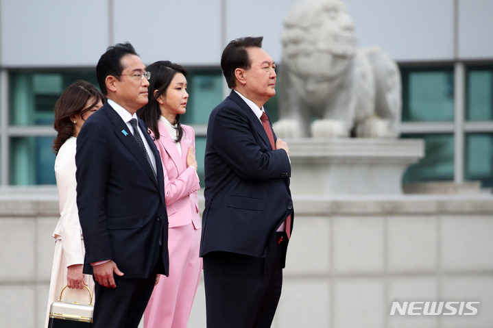 [서울=뉴시스] 전신 기자 = 윤석열 대통령이 7일 서울 용산 대통령실 앞 잔디마당에서 열린 기시다 후미오 일본 총리 공식환영식에서 국기에 경례하고 있다. 2023.05.07. photo1006@newsis.com