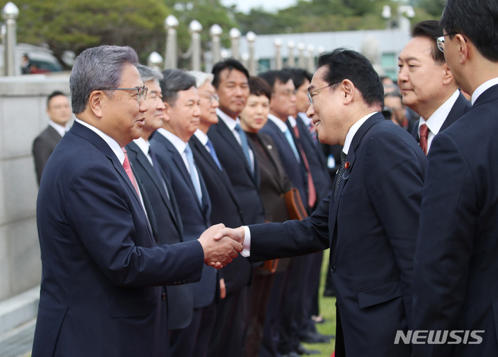 [서울=뉴시스] 전신 기자 = 기시다 후미오 일본 총리가 7일 서울 용산 대통령실 청사 앞 잔디마당에서 열린 공식환영식에서 의장대 사열을 마친 후 박진 외교부 장관과 인사하고 있다. 2023.05.07. photo1006@newsis.com