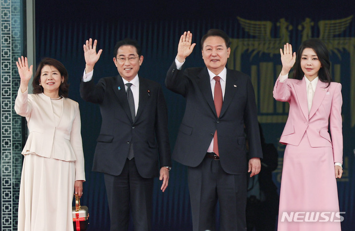 [서울=뉴시스] 전신 기자 = 윤석열 대통령과 부인 김건희 여사, 기시다 후미오 일본 총리와 부인 유코 여사가 7일 서울 용산 대통령실 청사 앞에서 손 흔들어 인사하고 있다. 2023.05.07. photo1006@newsis.com