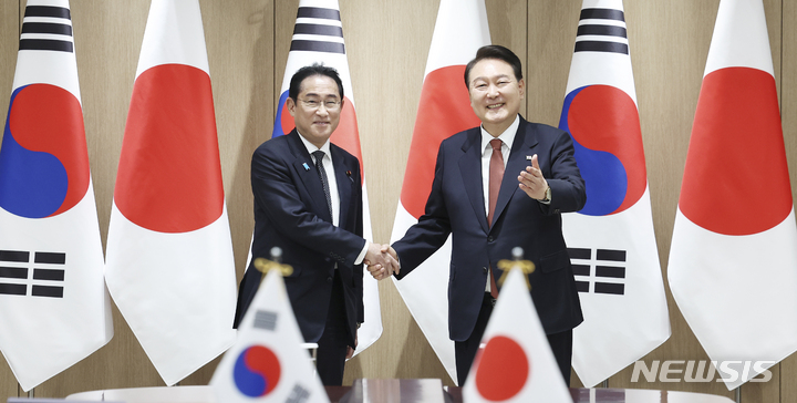 [서울=뉴시스] 전신 기자 = 윤석열 대통령과 기시다 후미오 일본 총리가 7일 서울 용산 대통령실 청사에서 열린 한·일 정상 확대 회담에서 악수를 하고 있다. 2023.05.07. photo1006@newsis.com