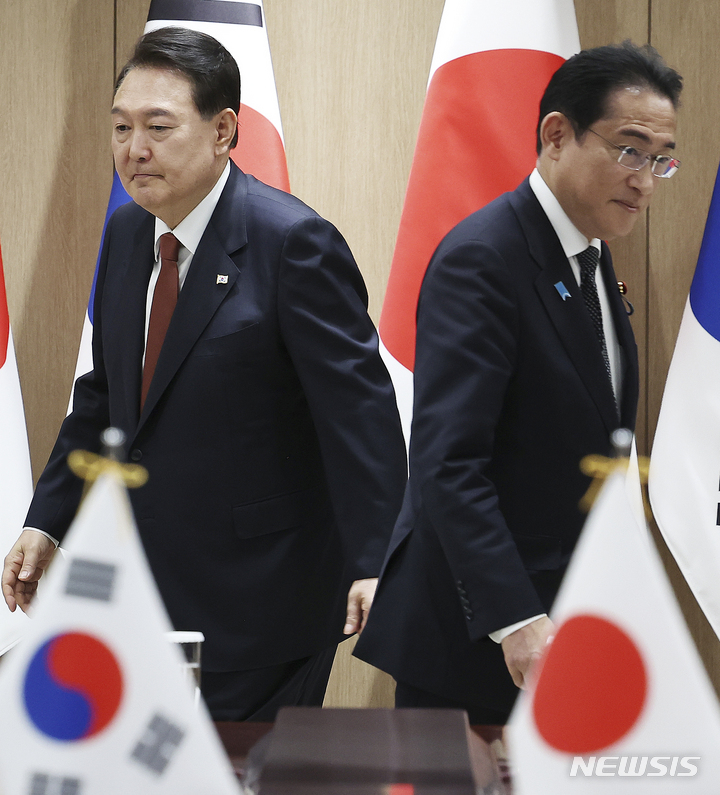 [서울=뉴시스] 전신 기자 = 윤석열 대통령과 기시다 후미오 일본 총리가 7일 서울 용산 대통령실 청사에서 열린 한·일 정상 확대 회담에서 악수 후 자리로 향하고 있다. 2023.05.07. photo1006@newsis.com