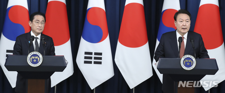 [서울=뉴시스] 전신 기자 = 윤석열 대통령과 기시다 후미오 일본 총리가 7일 서울 용산 대통령실 청사에서 한일 정상회담 공동기자회견을 하고 있다. 2023.05.07. photo1006@newsis.com