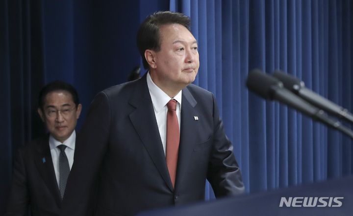 [서울=뉴시스] 전신 기자 = 윤석열 대통령과 기시다 후미오 일본 총리가 7일 서울 용산 대통령실 청사에서 열린 한일 정상회담 공동기자회견에 참석하고 있다. 2023.05.07. photo1006@newsis.com