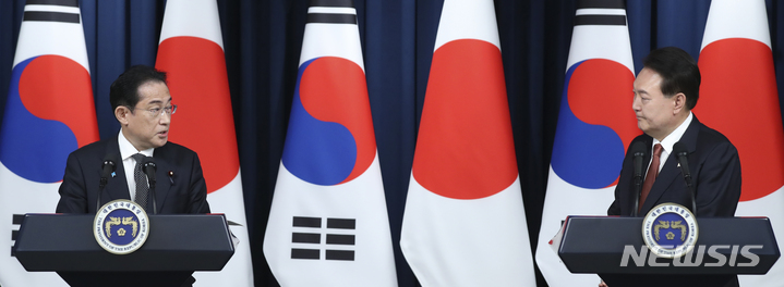 [서울=뉴시스] 전신 기자 = 윤석열 대통령과 기시다 후미오 일본 총리가 7일 서울 용산 대통령실 청사에서 한일 정상회담 공동기자회견을 하고 있다. 2023.05.07. photo1006@newsis.com