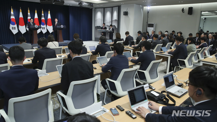 [서울=뉴시스] 전신 기자 = 윤석열 대통령과 기시다 후미오 일본 총리가 7일 서울 용산 대통령실 청사에서 한일 정상회담 공동기자회견을 하고 있다. 2023.05.07. photo1006@newsis.com