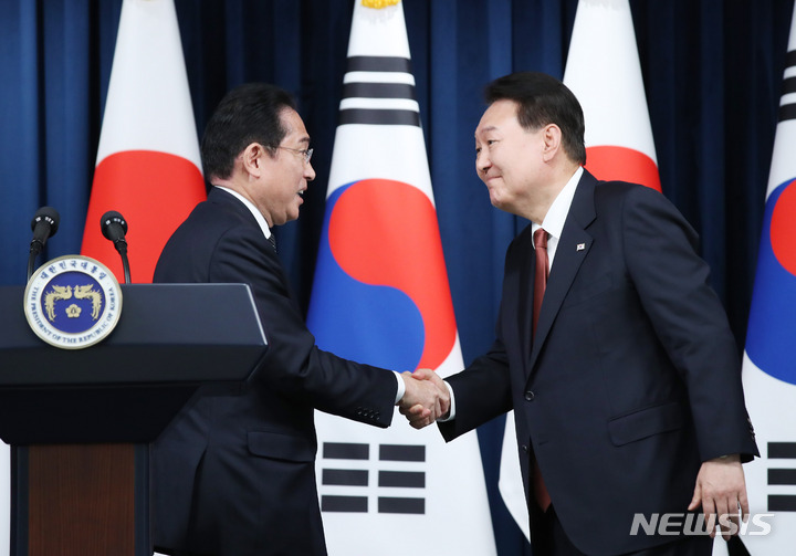 [서울=뉴시스] 전신 기자 = 윤석열 대통령과 기시다 후미오 일본 총리가 7일 서울 용산 대통령실 청사에서 공동기자회견을 마친 뒤 악수하고 있다. 2023.05.07. photo1006@newsis.com