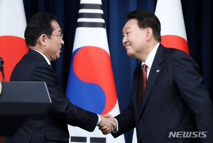 [서울=뉴시스] 전신 기자 = 윤석열 대통령과 기시다 후미오 일본 총리가 7일 서울 용산 대통령실 청사에서 공동기자회견을 마친 뒤 악수하고 있다. 2023.05.07. photo1006@newsis.com