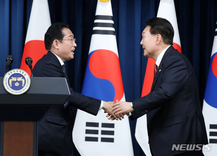 [서울=뉴시스] 전신 기자 = 윤석열 대통령과 기시다 후미오 일본 총리가 7일 서울 용산 대통령실 청사에서 공동기자회견을 마친 뒤 악수하고 있다. 2023.05.07. photo1006@newsis.com