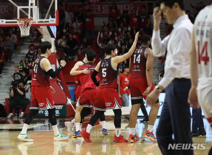 [안양=뉴시스] 고승민 기자 = 7일 경기 안양체육관에서 열린 2022-2023 KBL 챔피언결정전 안양KGC 대 서울SK 경기, 점수를 앞서가던 안양 선수들이 2쿼터 종료 후 기뻐하고 있다. 2023.05.07. kkssmm99@newsis.com
