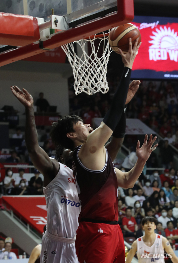 [안양=뉴시스] 고승민 기자 = 7일 경기 안양체육관에서 열린 2022-2023 KBL 챔피언결정전 안양KGC 대 서울SK 경기, 안양 오세근이 골밑슛을 하고 있다. 2023.05.07. kkssmm99@newsis.com