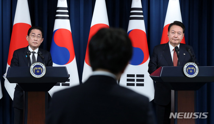 [서울=뉴시스] 전신 기자 = 윤석열 대통령과 기시다 후미오 일본 총리가 7일 서울 용산 대통령실 청사에서 열린 공동기자회견에서 기자들 질문을 받고 있다. 2023.05.07. photo1006@newsis.com