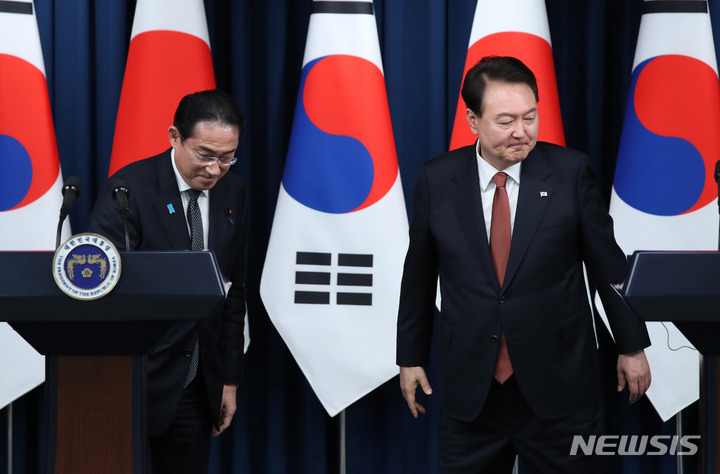 [서울=뉴시스] 전신 기자 = 윤석열 대통령과 기시다 후미오 일본 총리가 7일 서울 용산 대통령실 청사에서 열린 공동기자회견에서 악수한 뒤 다시 발언대로 자리하고 있다. 2023.05.07. photo1006@newsis.com