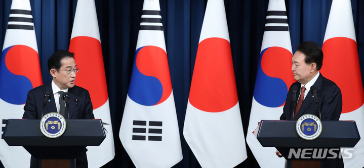 [서울=뉴시스] 전신 기자 = 윤석열 대통령과 기시다 후미오 일본 총리가 7일 서울 용산 대통령실 청사에서 공동기자회견을 하고 있다. 2023.05.07. photo1006@newsis.com