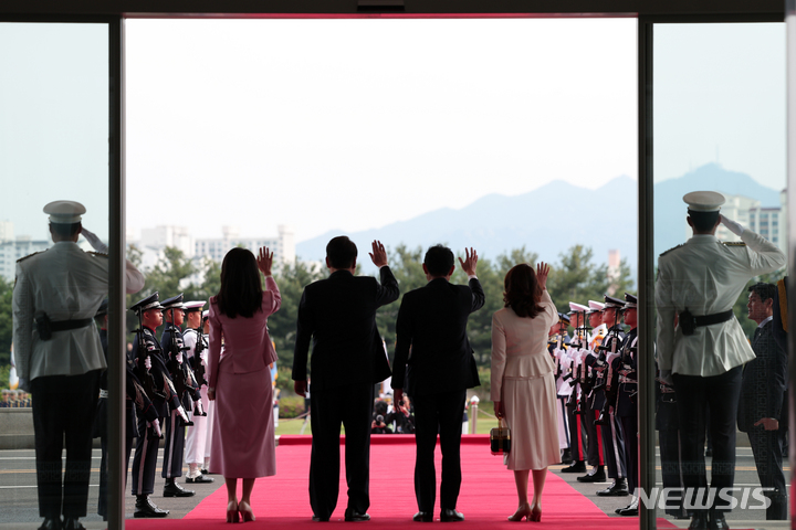 [서울=뉴시스] 윤석열 대통령과 부인 김건희 여사, 기시다 후미오 일본 총리와 부인 유코 여사가 7일 서울 용산 대통령실 청사 앞에서 손 흔들어 인사하고 있다. (사진=대통령실 제공) 2023.05.07. photo@newsis.com