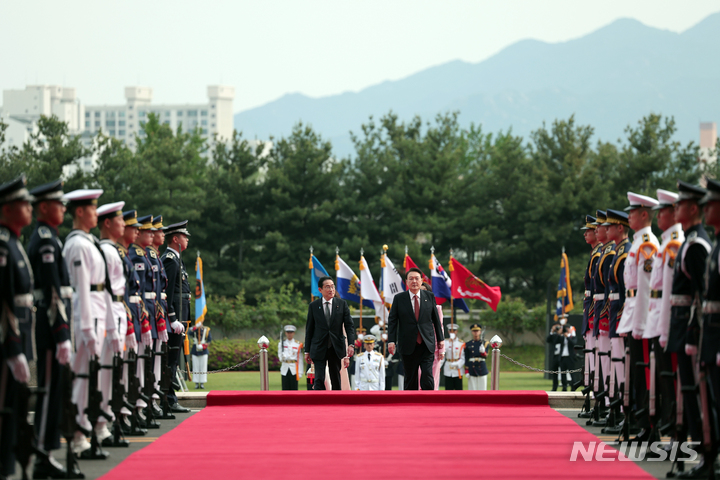 [서울=뉴시스] 윤석열 대통령과 기시다 후미오 일본 총리가 7일 서울 용산 대통령실 청사에서 열린 공식환영식에서 의장대 사열을 받으며 청사로 이동하고 있다. (사진=대통령실 제공) 2023.05.07. photo@newsis.com