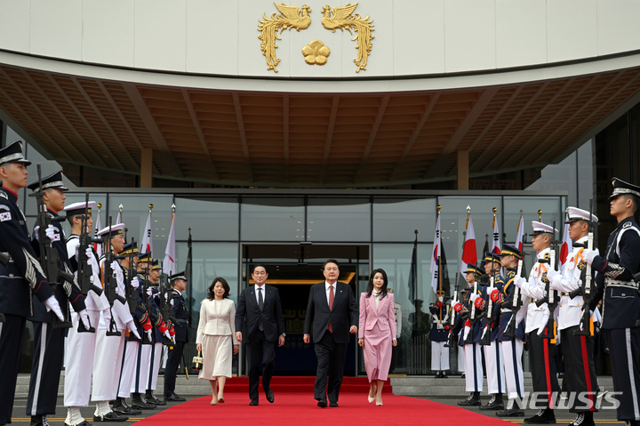 [서울=뉴시스] 윤석열 대통령과 부인 김건희 여사, 기시다 후미오 일본 총리와 부인 유코 여사가 7일 서울 용산 대통령실 앞 잔디마당에서 열린 공식환영식에 참석하고 있다. (사진=대통령실 제공) 2023.05.07. photo@newsis.com