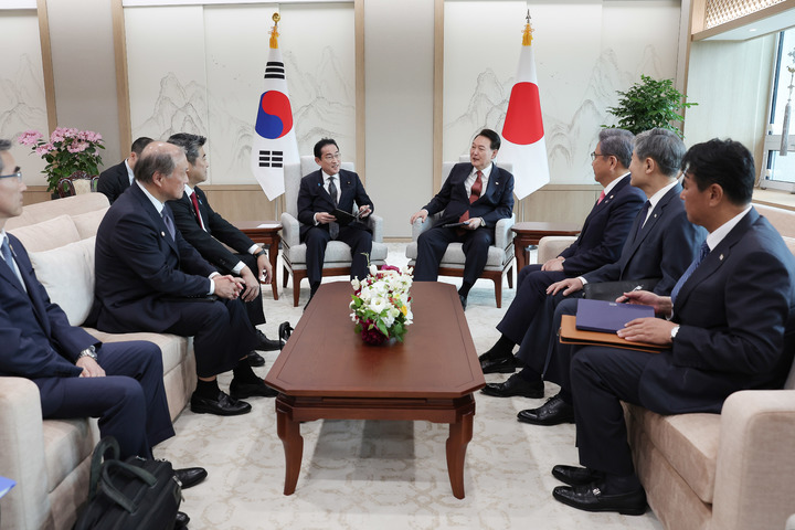 [서울=뉴시스] 윤석열 대통령과 기시다 후미오 일본 총리가 7일 서울 용산 대통령실 청사에서 소인수 회담을 하고 있다. (사진=대통령실 제공) 2023.05.07. photo@newsis.com *재판매 및 DB 금지