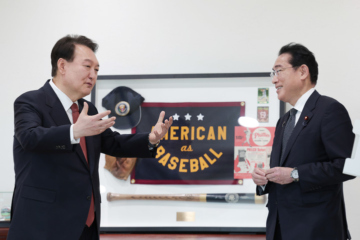 [서울=뉴시스] 윤석열 대통령이 7일 서울 용산 대통령실 청사에서 바이든 미국 대통령으로부터 받은 빈티지 야구 물품이 담긴 액자를 기시다 후미오 일본 총리에게 설명해주고 있다. (사진=대통령실 제공) 2023.05.07. photo@newsis.com *재판매 및 DB 금지