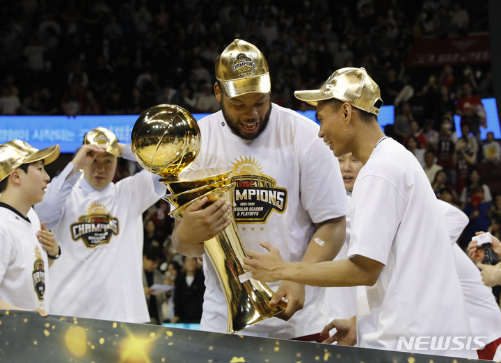 [안양=뉴시스] 고승민 기자 = 7일 경기 안양체육관에서 열린 2022-2023 KBL 챔피언결정전 안양KGC 대 서울SK 7차전 경기, 연장 끝 100대97로 서울을 꺾고 통합우승을 차지한 안양 선수들이 트로피를 들고 기뻐하고 있다. 2023.05.07. kkssmm99@newsis.com