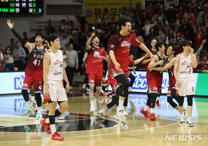 [안양=뉴시스] 고승민 기자 = 7일 경기 안양체육관에서 열린 2022-2023 KBL 챔피언결정전 안양KGC 대 서울SK 7차전 경기, 연장 끝 100대97로 서울을 꺾고 통합우승을 차지한 안양 선수들이 환호하고 있다. 2023.05.07. kkssmm99@newsis.com