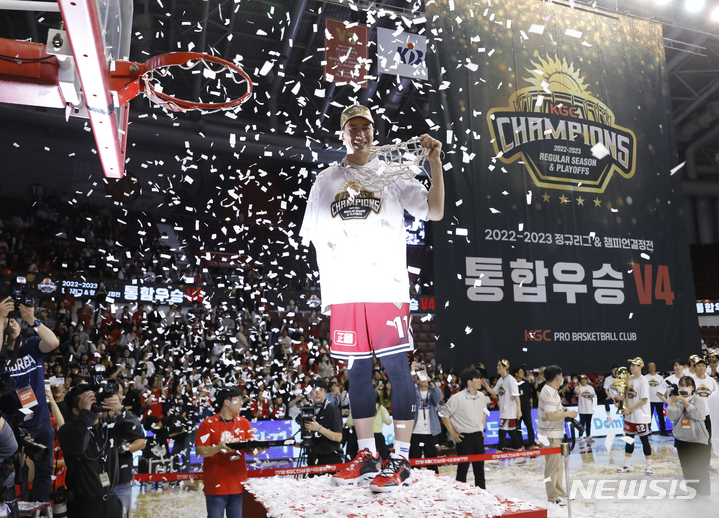 [안양=뉴시스] 고승민 기자 = 7일 경기 안양체육관에서 열린 2022-2023 KBL 챔피언결정전 안양KGC 대 서울SK 7차전 경기, 연장 끝 100대97로 서울을 꺾고 통합우승을 차지한 안양 선수들이 자축하고 있다. 양희종이 골망을 자르는 퍼포먼스 후 포즈를 취하고 있다. 2023.05.07. kkssmm99@newsis.com