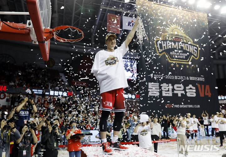 [안양=뉴시스] 고승민 기자 = 7일 경기 안양체육관에서 열린 2022-2023 KBL 챔피언결정전 안양KGC 대 서울SK 7차전 경기, 연장 끝 100대97로 서울을 꺾고 통합우승을 차지한 안양 선수들이 자축하고 있다. 양희종이 골망을 자르는 퍼포먼스 후 포즈를 취하고 있다. 2023.05.07. kkssmm99@newsis.com