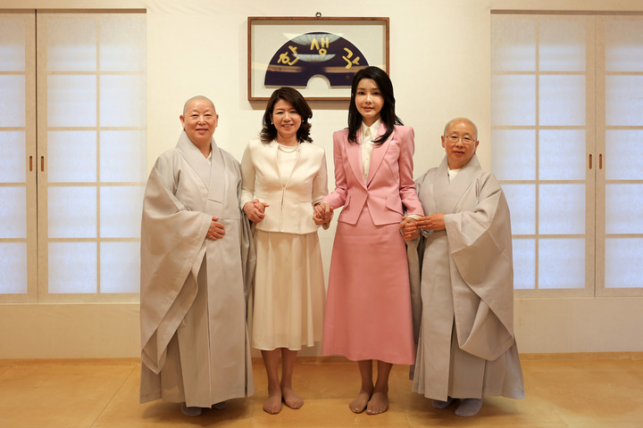 [서울=뉴시스] 윤석열 대통령 부인 김건희 여사와 기시다 후미오 일본 총리 부인 유코 여사가 7일 서울 은평구 진관사를 방문해 기념촬영하고 있다. (사진=대통령실 제공) 2023.05.07. photo@newsis.com *재판매 및 DB 금지