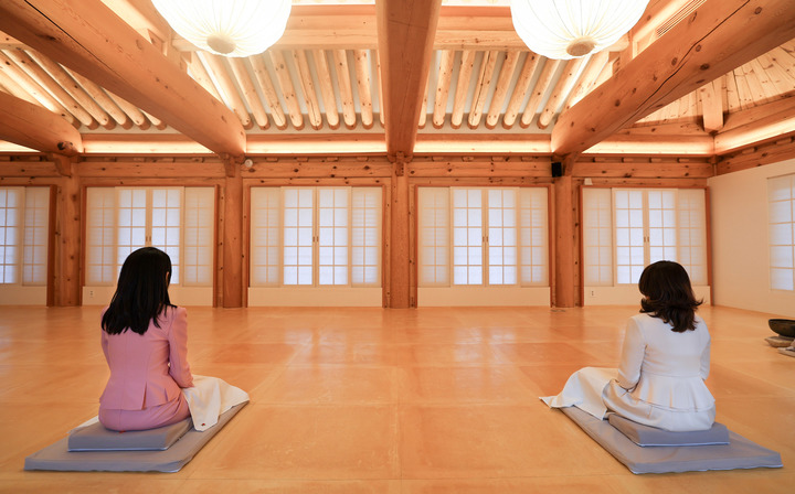 [서울=뉴시스] 윤석열 대통령 부인 김건희 여사와 기시다 후미오 일본 총리 부인 유코 여사가 7일 서울 은평구 진관사를 방문해 명상하고 있다. (사진=대통령실 제공) 2023.05.07. photo@newsis.com *재판매 및 DB 금지