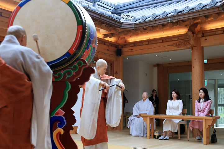 [서울=뉴시스] 윤석열 대통령 부인 김건희 여사와 기시다 후미오 일본 총리 부인 유코 여사가 7일 서울 은평구 진관사를 방문해 한국 전통공연을 관람하고 있다. (사진=대통령실 제공) 2023.05.07. photo@newsis.com *재판매 및 DB 금지