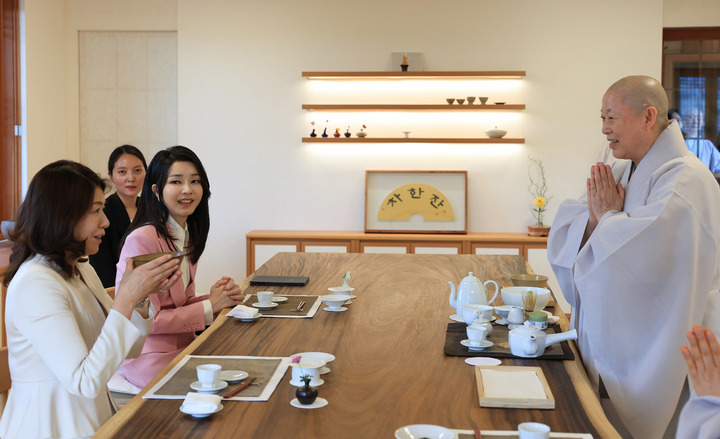 [서울=뉴시스] 윤석열 대통령 부인 김건희 여사와 기시다 후미오 일본 총리 부인 유코 여사가 7일 서울 은평구 진관사를 방문해 차를 마시고 있다. (사진=대통령실 제공) 2023.05.07. photo@newsis.com *재판매 및 DB 금지