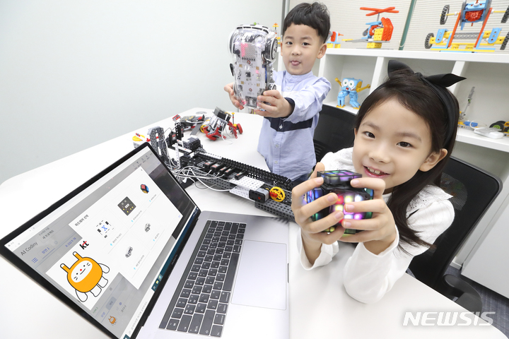[서울=뉴시스]KT가 AI 교육 플랫폼 'AI 코디니'에 새온의 자율주행 자동차 로봇 '알티노'와 스마트큐브랩스의 'AI로봇큐브'를 새로운 AI 프로그래밍 교구로 추가한다고 8일 밝혔다. 사진은 KT AI 코디니를 활용하고 있는 서울 등촌동의 한 러닝센터에서 아이들이 AI 로봇 교구를 이용해 학습하고 있는 모습. (사진=KT 제공)