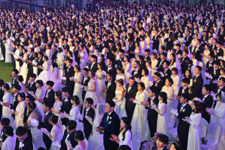 [서울=뉴시스] 7일 가평 HJ글로벌아트센터에서 열린 국제합동축복결혼식 '2023 천지인참부모 효정 천주축복축제’에 참석한 신랑신부 8000쌍 (사진=세계평화통일가정연합 제공) 2023.05.08. photo@newsis.com&nbsp;&nbsp; *재판매 및 DB 금지