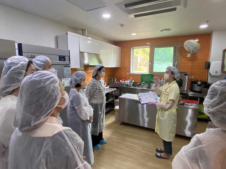 [수원=뉴시스] 'S.O.S.트리플 안심급식' 프로그램 운영. (사진=수원시 제공) 2023.05.08. photo@newsis.com *재판매 및 DB 금지