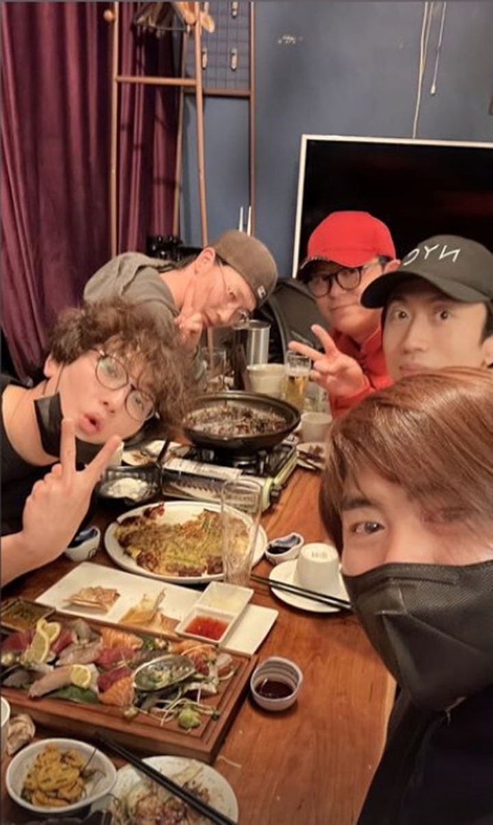 [서울=뉴시스] 이재원이 그룹 'H.O.T.' 다섯 멤버가 모인 사진을 7일 자신의 인스타그램에 공개했다. (사진=이재원 인스타그램 캡처) 2023.05.08. photo@newsis.com *재판매 및 DB 금지 *재판매 및 DB 금지