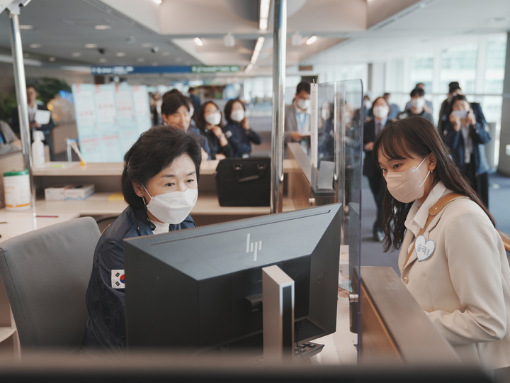 [인천=뉴시스] 지영미 질병관리청장이 2일 오후 인천국제공항 제1여객터미널에서 검역 과정을 체험하고 있다. (사진=질병관리청 제공) 2023.05.08. photo@newsis.com *재판매 및 DB 금지