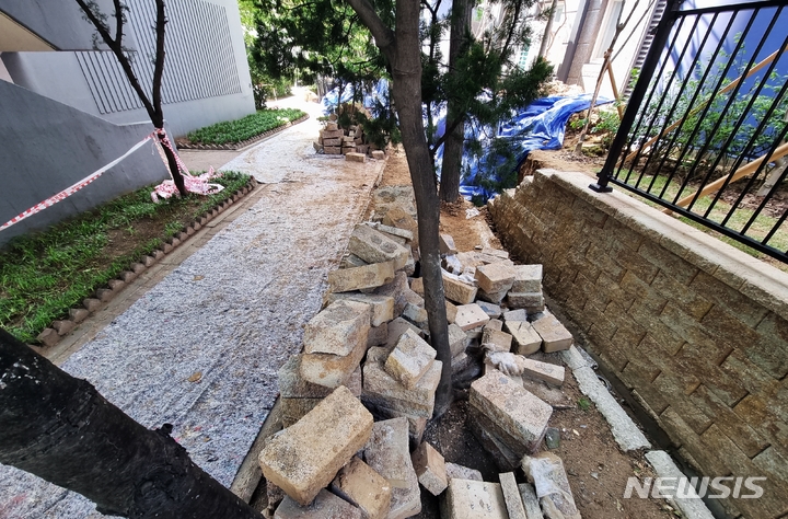 [인천=뉴시스] 김동영 기자 = 미추홀구의 신축 아파트에서 무너져 내린 옹벽을 복구하는 작업이 이뤄지고 있다. 2023.05.08. dy0121@newsis.com 