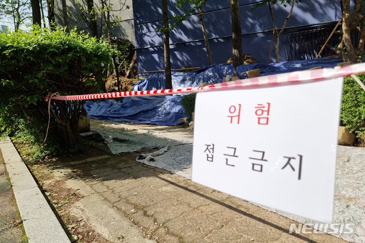 [인천=뉴시스] 김동영 기자 = 미추홀구의 신축 아파트에서 무너져 내린 옹벽 앞에 '접근금지' 안내문이 걸려 있다. 2023.05.08. dy0121@newsis.com 
