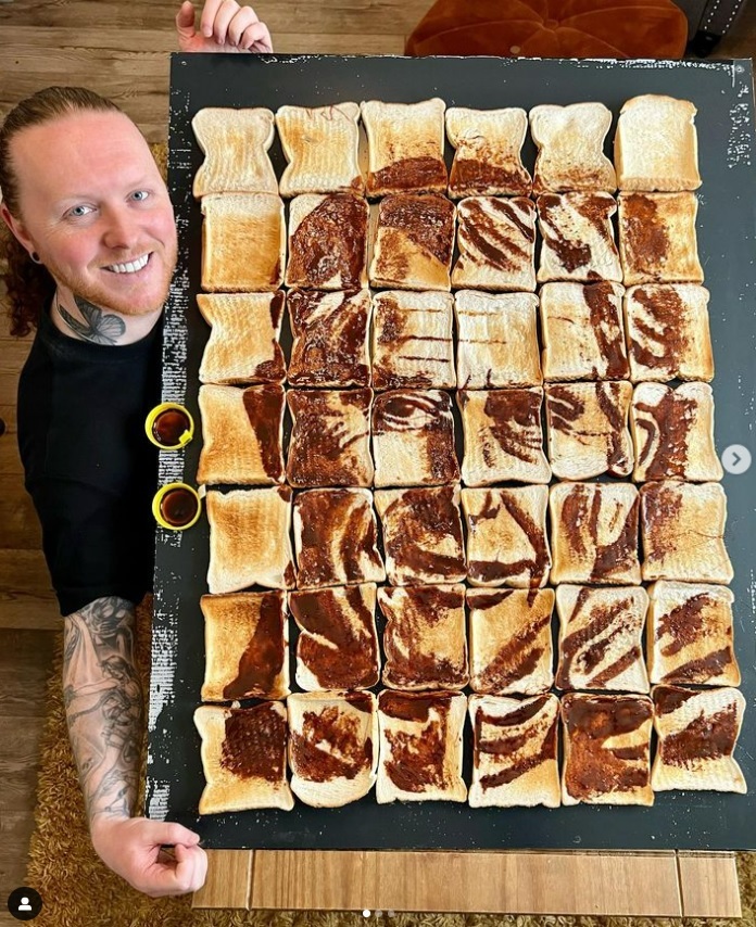 [서울=뉴시스] 지난 3일 영국의 유명 예술가 네이선 와이번은 대관식을 기념해 42조각의 토스트와 마마이트잼을 사용해 그린 찰스 3세 초상화를 선보였다. (사진=네이선 와이번 인스타그램 갈무리) 2023.050.08. *재판매 및 DB 금지