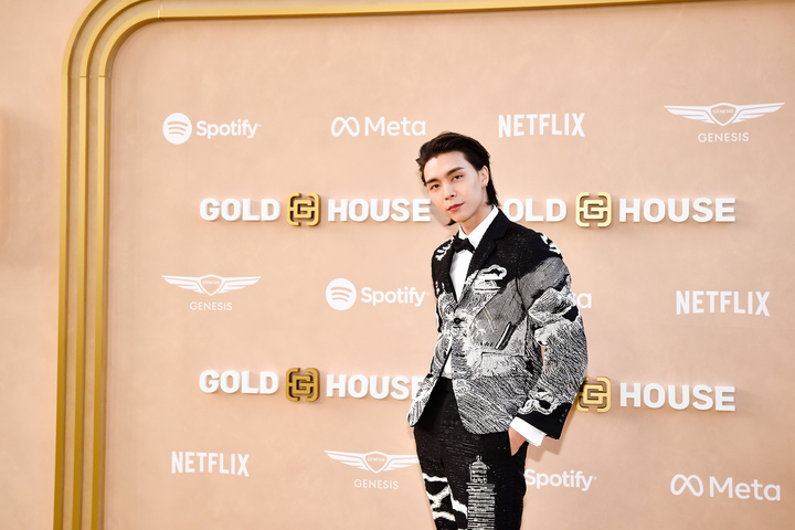[서울=뉴시스] 엔시티 쟈니가 지난 6일 골드하우스 주최 '제2 골드 갈라' 레드카펫에서 포즈를 취하고 있다. 2023.05.08. (사진= SM엔터테인먼트 제공) photo@newsis.com *재판매 및 DB 금지