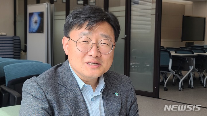 [부산=뉴시스] 권태완 기자 = 한국수산자원공단 생태복원실 최용우 실장은 4일 기장군 공단 본사에서 가진 뉴시스와의 인터뷰를 통해 "바다숲(해조류)은 탄소를 흡수하는 '블루카본(Blue Carbon)'으로써 그 중요성이 부각되고 있다"고 말햇다. 2023.05.04. kwon97@newsis.com 