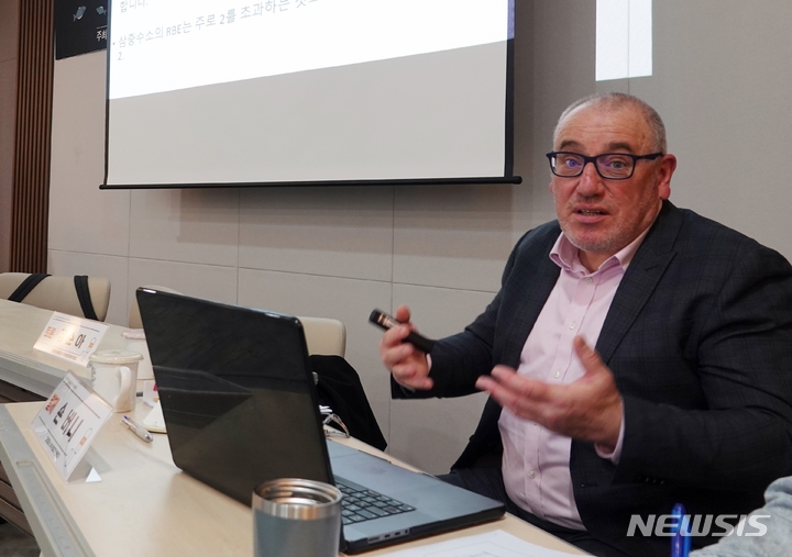 [제주=뉴시스] 오영재 기자 = 숀 버니 그린피스 수석 원자력 전문위원이 8일 오후 제주도의회 소통마당에서 열린 '후쿠시마 핵오염수 해양투기 대응 국제토론회'에서 발표하고 있다. 2023.05.08. oyj4343@newsis.com