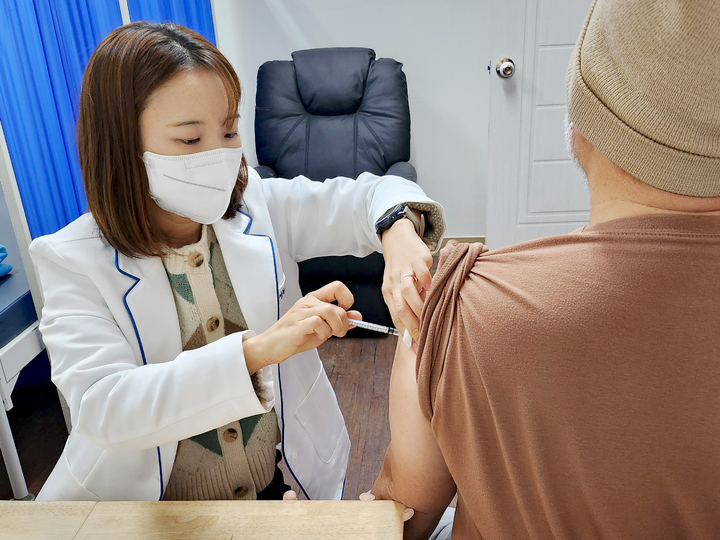 [서울=뉴시스]성동구, 70세 이상에 대상포진 무료 예방접종.(사진=성동구 제공) 2023.05.28. photo@newsis.com. *재판매 및 DB 금지