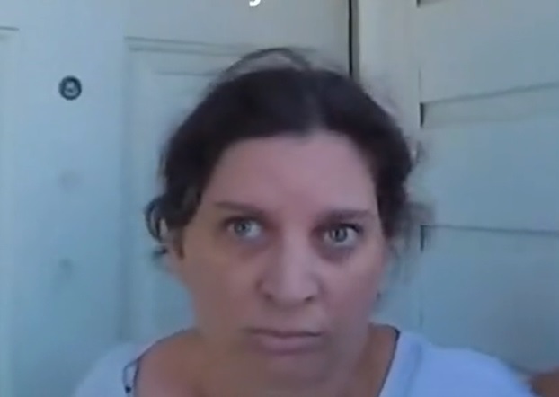 [서울=뉴시스] 지난해 7월 1만 6200파운드(약 2700만원)을 들여 고용한 킬러에게 '하룻밤 상대' 살인을 의뢰한 헬렌 휴렛(44)이 징역 7년 6개월과 보호관찰 5년형을 선고받았다. 사진은 지난해 8월 12일 자택에서 체포된 헬렌의 모습. (사진=노퍽주경찰) 2023.05.08. *재판매 및 DB 금지