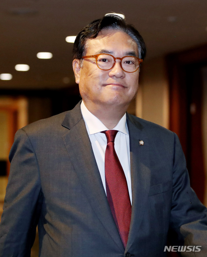 [서울=뉴시스] 김진아 기자 = 한일의원연맹 회장인 국민의힘 정진석 의원이 8일 서울의 한 호텔에서 기시다 후미오 일본 총리와 면담하기 위해 면담장으로 향하고 있다. 2023.05.08. bluesoda@newsis.com