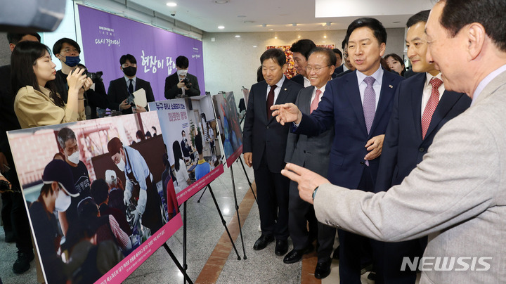 [서울=뉴시스] 추상철 기자 = 김기현 국민의힘 당 대표가 8일 오전 서울 여의도 국회에서 열린 '윤석열 정부 출범 1주년 사진전'에 참석해 사진을 둘러보고 있다. (공동취재사진) 2023.05.08. photo@newsis.com