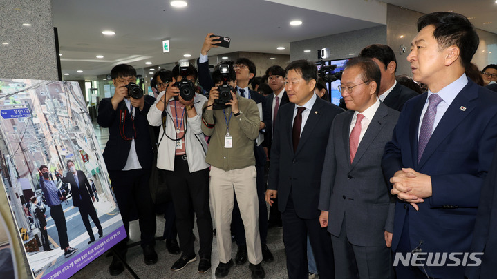 [서울=뉴시스] 추상철 기자 = 김기현 국민의힘 당 대표가 8일 오전 서울 여의도 국회에서 열린 '윤석열 정부 출범 1주년 사진전'에 참석해 사진을 둘러보고 있다. (공동취재사진) 2023.05.08. photo@newsis.com