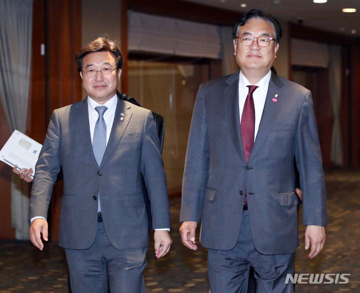 [서울=뉴시스] 김진아 기자 = 한일의원연맹 회장인 국민의힘 정진석(오른쪽) 의원, 간사장인 더불어민주당 윤호중 의원이 8일 서울의 한 호텔에서 기시다 후미오 일본 총리와의 면담을 마친 후 이동하고 있다. 2023.05.08. bluesoda@newsis.com