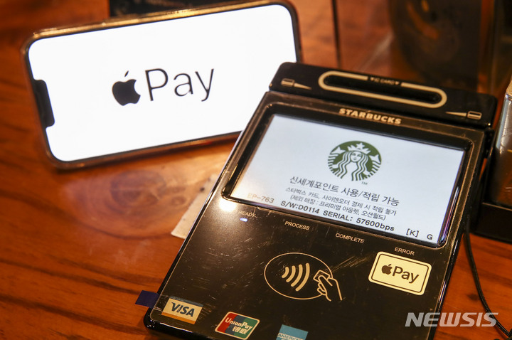 [서울=뉴시스] 정병혁 기자 = 8일 서울시내 한 스타벅스 계산대에 애플페이 결제 가능 안내 스티커가 붙어있다. 스타벅스코리아는 9일부터 스타벅스 전국 매장에 애플페이 서비스를 도입한다. 2023.05.08. jhope@newsis.com
